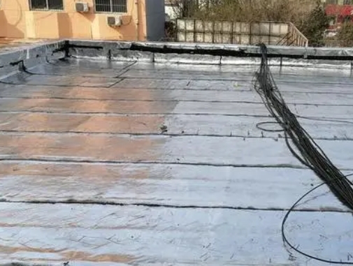 洞口卫生间漏水维修公司分享下洞口屋面楼顶防水刚性防水层施工要点。